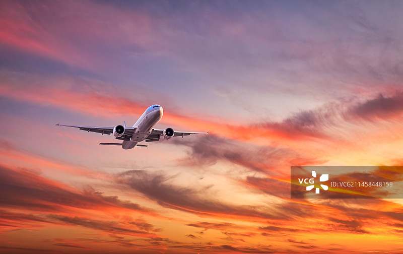 日落时大飞机离开地面飞向天空图片素材
