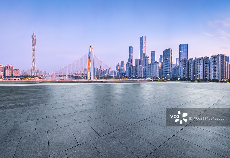 中国广州广场地板和城市天际线在清晨图片素材