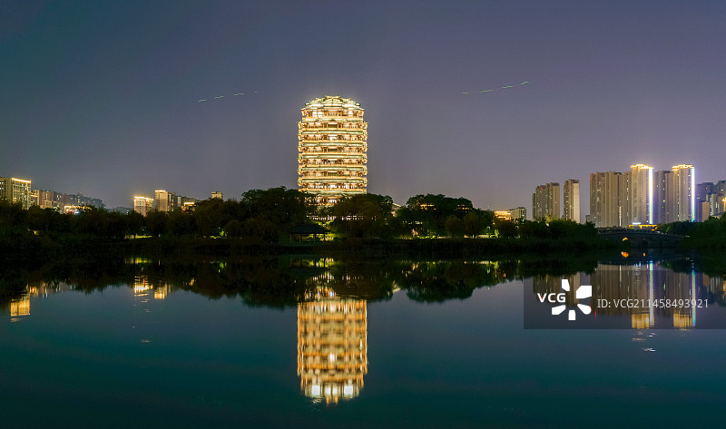 中国山东淄博张店区齐盛湖海岱楼夜景图片素材