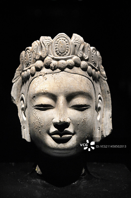 山东博物馆佛教造像艺术展——贴金彩绘菩萨像图片素材