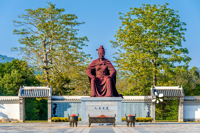 中国广东茂名电白冼太夫人故里冼太夫人雕像图片素材