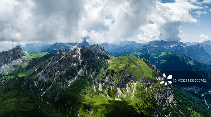 航拍意大利多洛米蒂马尔莫拉达山夏季风光图片素材