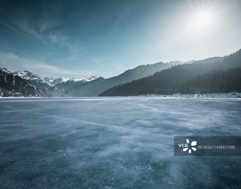 雪山冰面停车场图片素材