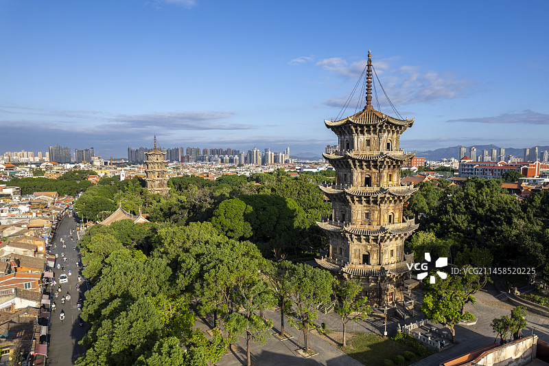 朝阳下的泉州著名旅游目的地景点大开元寺东西双塔西街步行街泉州老城区居民居住地航拍视角图片素材