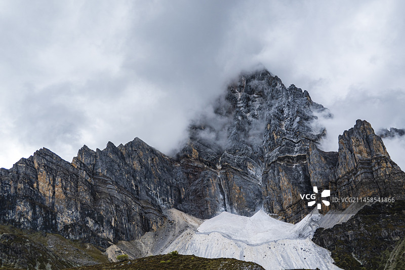 四川稻城亚丁景区夏诺多吉雪山背面图片素材