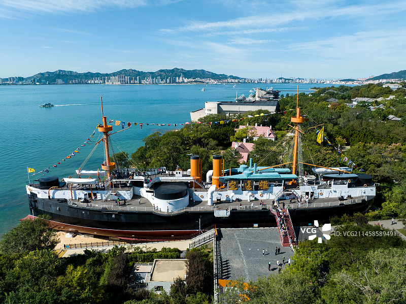 航拍威海刘公岛上的甲午战争定远舰图片素材