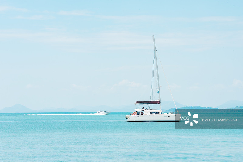 晴朗天气下宁静蔚蓝的海面与游船/船（泰国普吉岛攀牙湾）图片素材