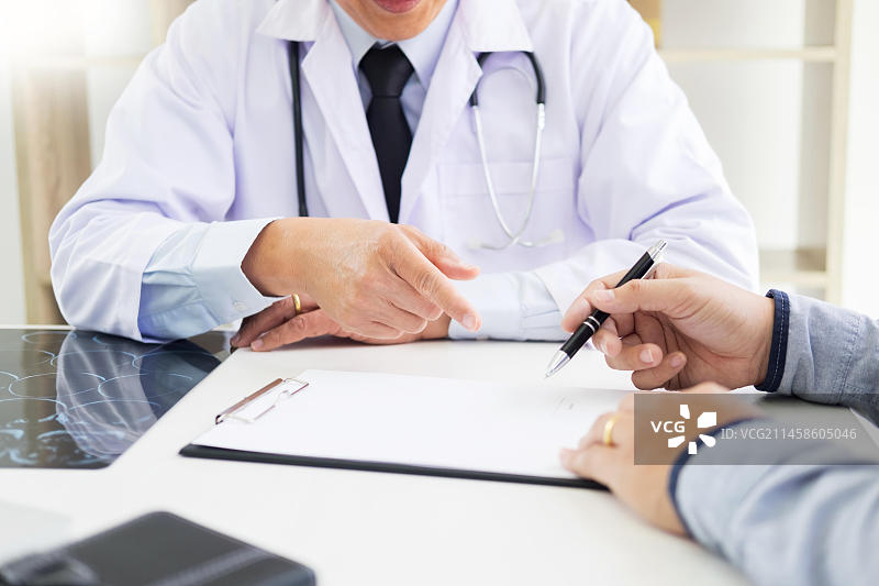 医生咨询患者讲解医疗信息和诊断图片素材