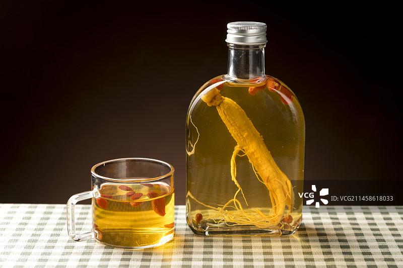 具有滋补功效的人参枸杞酒特写图片素材