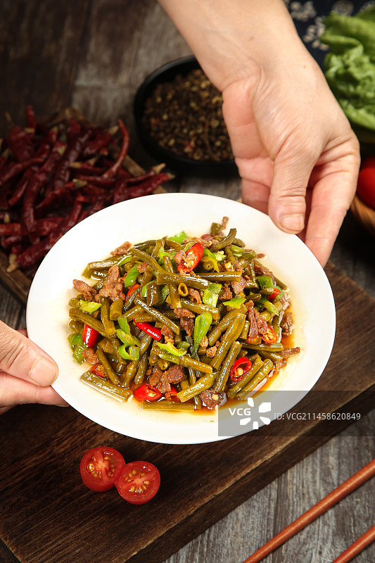 深底上的酸豆角炒肉末图片素材