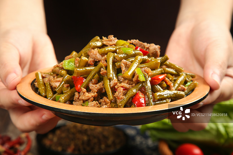 深底上的酸豆角炒肉末图片素材