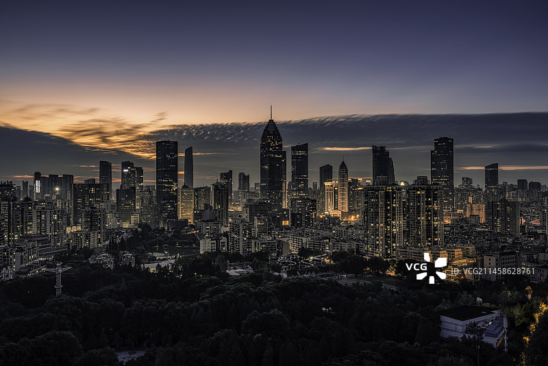 西北湖CBD的蓝调时刻图片素材