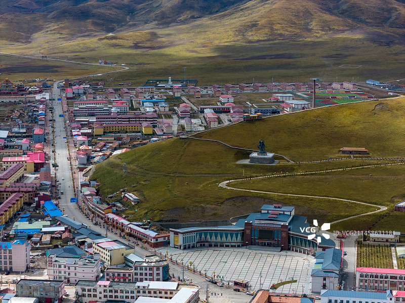 青海省果洛藏族自治州甘德县自然城市风光航拍图片素材