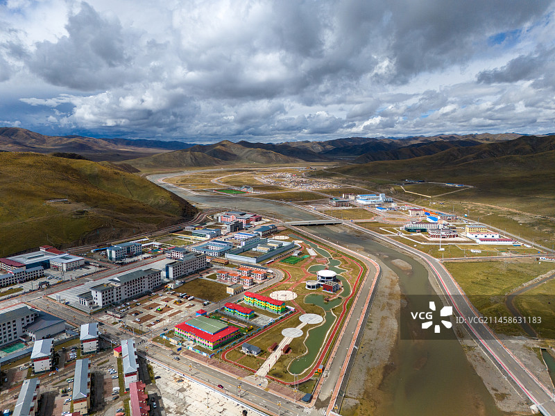 青海省果洛藏族自治州甘德县自然城市风光航拍图片素材