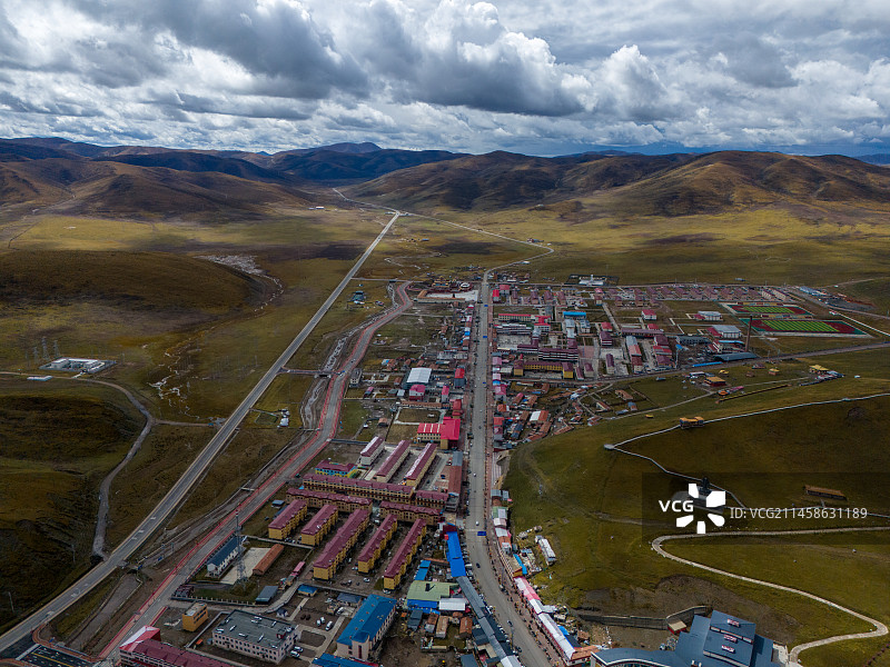 青海省果洛藏族自治州甘德县自然城市风光航拍图片素材