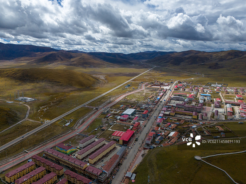 青海省果洛藏族自治州甘德县自然城市风光航拍图片素材