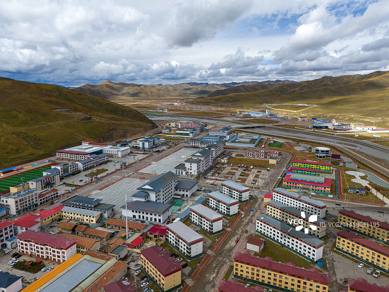 青海省果洛藏族自治州甘德县自然城市风光航拍图片素材