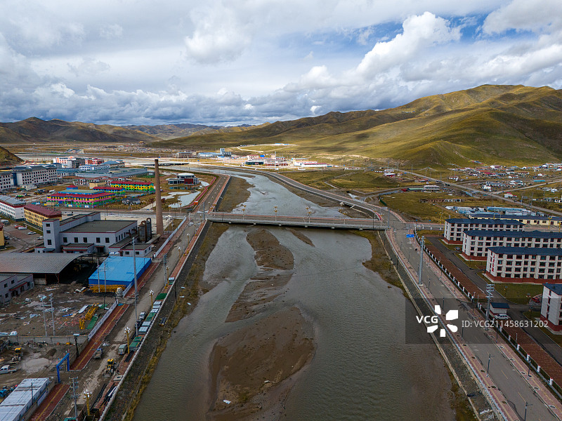 青海省果洛藏族自治州甘德县自然城市风光航拍图片素材