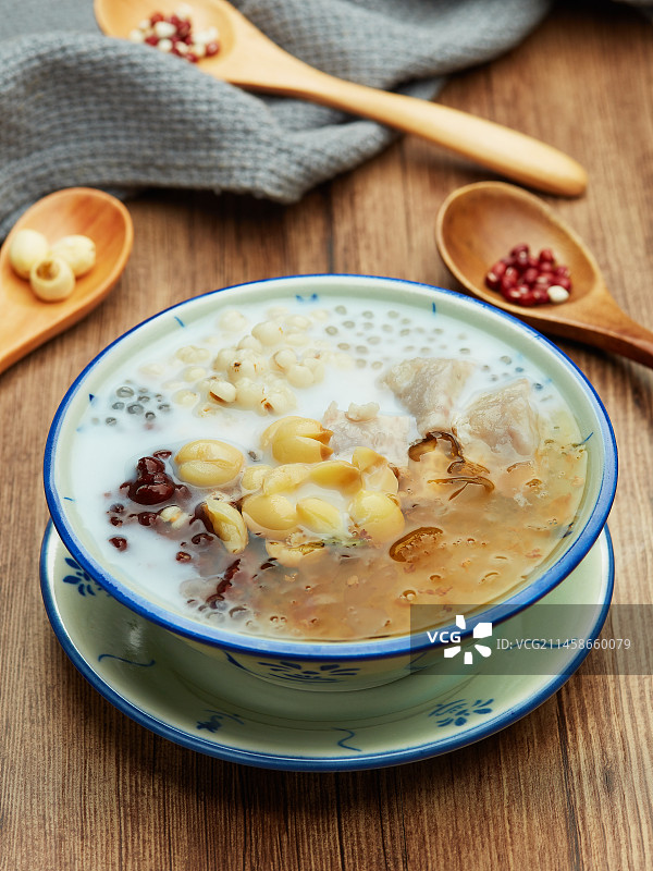 椰奶红豆莲子香芋桃胶西米露图片素材