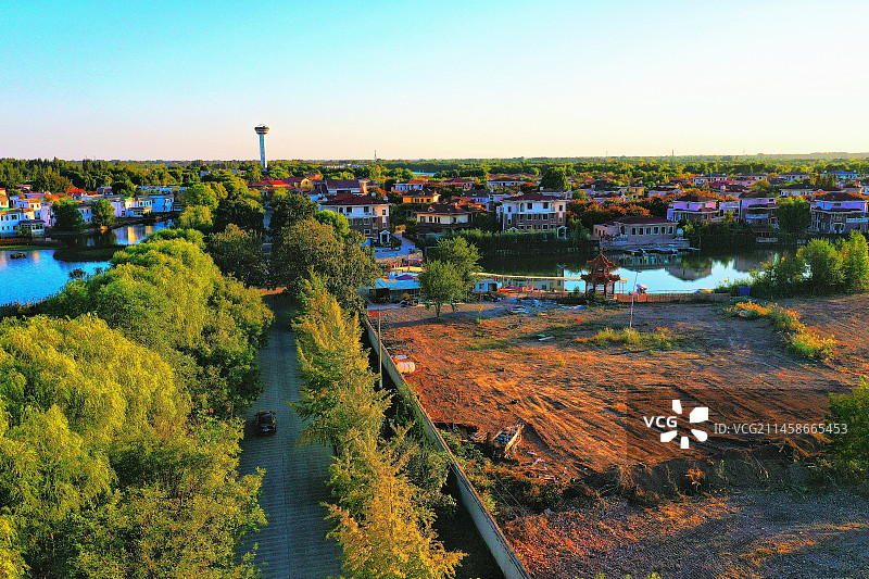 蓝天白云深秋凉 雁鹭迁徙一行行 层林尽染山河秀 残荷碧波芦苇黄 航拍俯瞰明珠美 烟波浩渺丹桂香 仙境图片素材