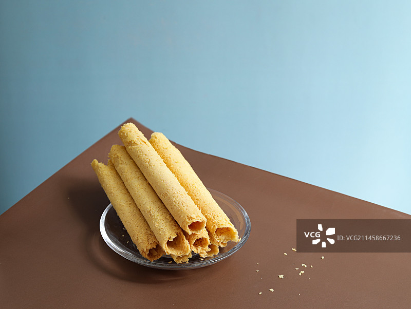 桌面上的一盘零食鸡蛋卷图片素材