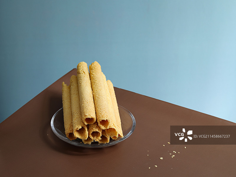 桌面上的一盘零食鸡蛋卷图片素材