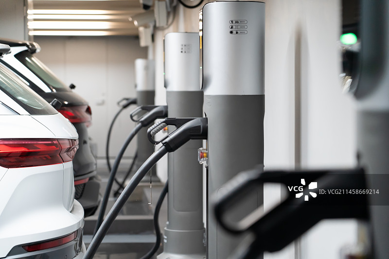 一排新能源车充电桩图片素材