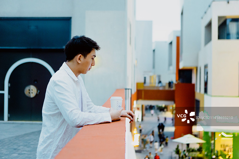 一个商务男人在深圳，深业上城喝咖啡图片素材