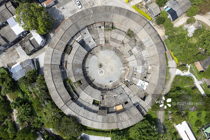 广东省汕头市澄海著名景点旅游目的地传统建筑古建筑圆型围楼高角度航拍图片素材
