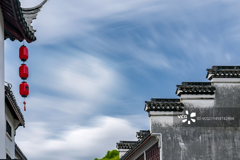 江南水乡苏州同里古镇，历史文化名城旅游著名景点，白墙灰瓦古风建筑，天空蓝天白云飞过图片素材