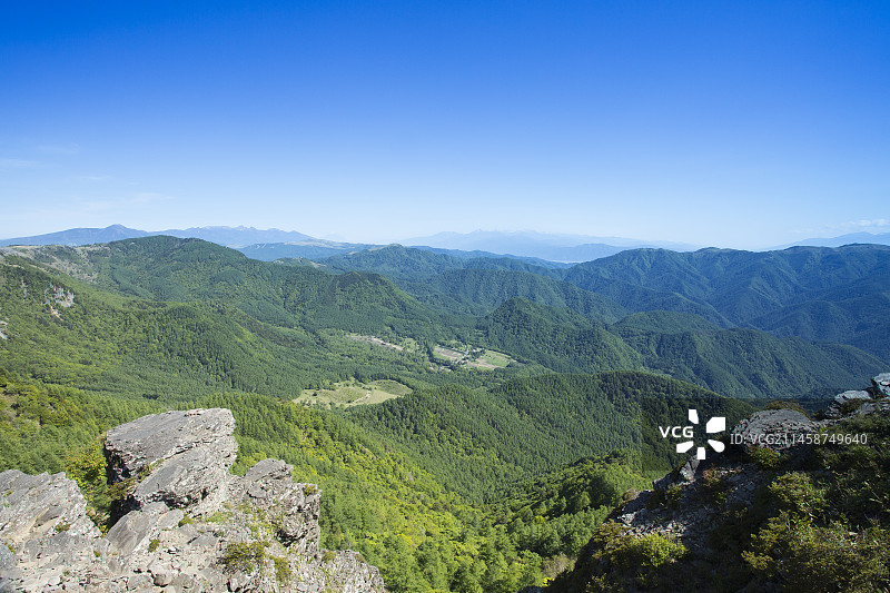 从大鹿原眺望的蓼科山、八岳山脉和南阿尔卑斯山（日本长野县）图片素材