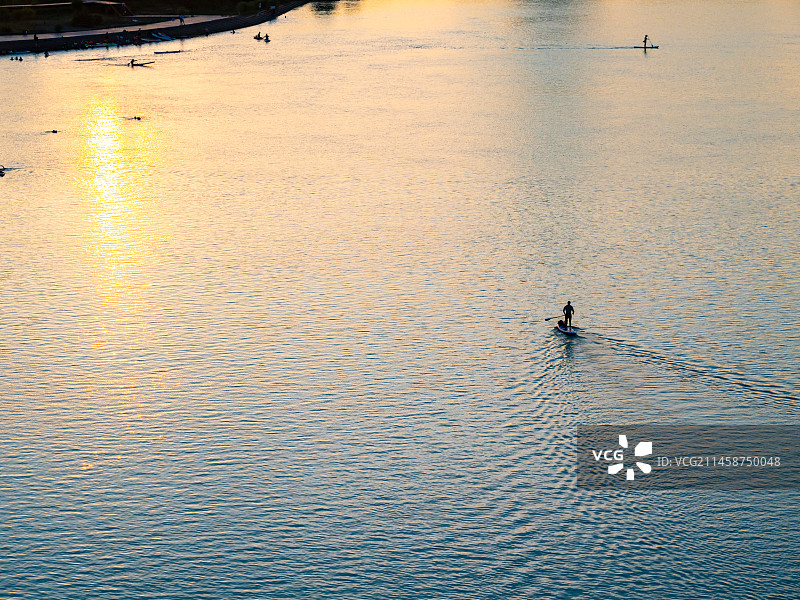 武汉长江水上运动船冲浪图片素材