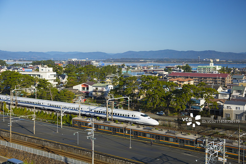 行驶于滨名湖畔的日本新干线图片素材