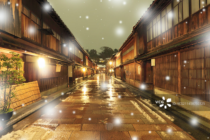 北陆金泽的冬季，日本石川县金泽市东茶屋街的雪景图片素材
