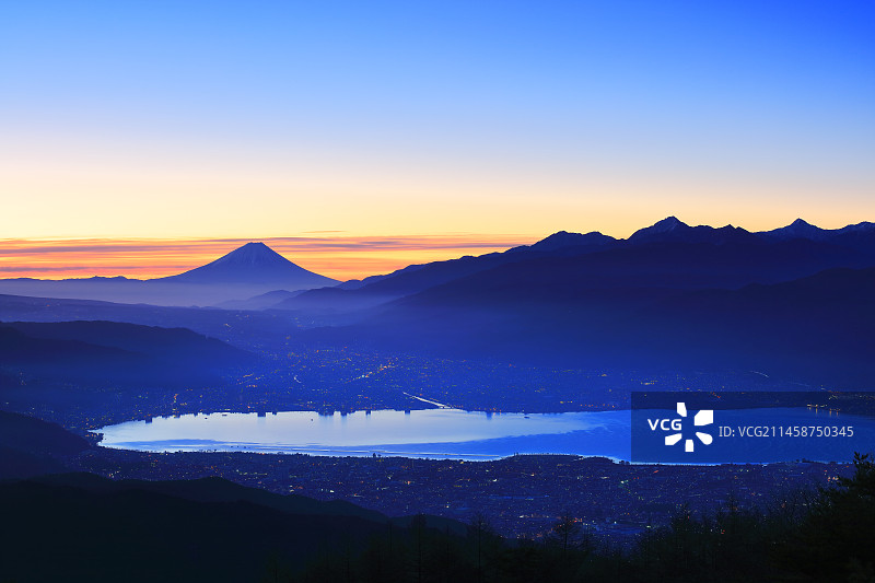 从高岛平看诹访湖和城市灯光图片素材