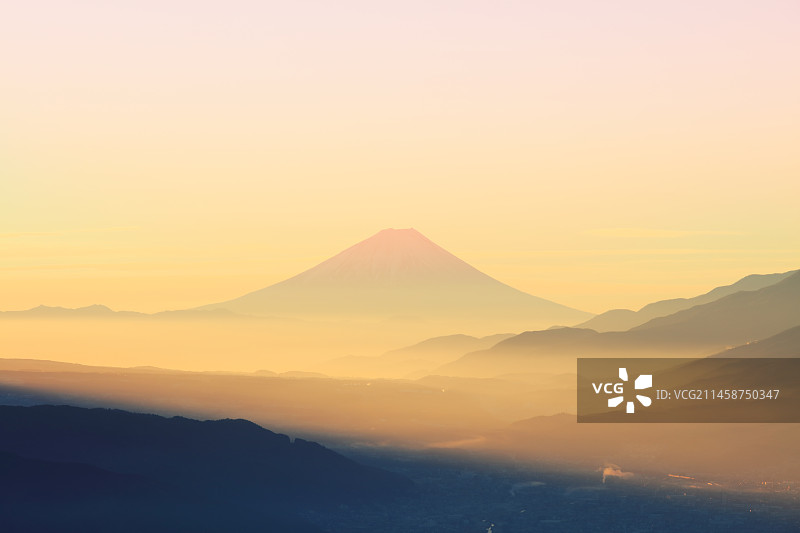 日本盐尻市高钵高原的清晨，远眺诹访湖和富士山（长野县）图片素材