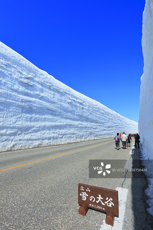 日本富山县立山黑部雪谷徒步图片素材
