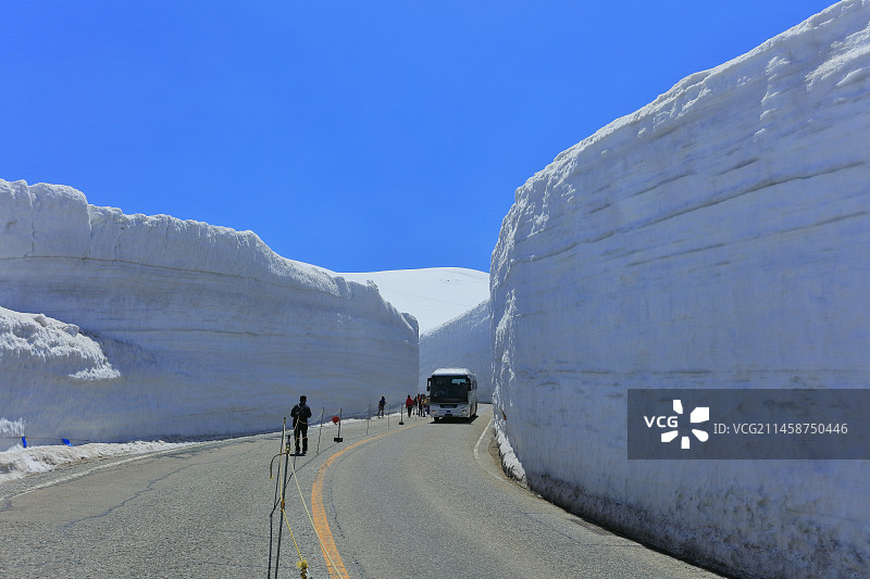 日本富山县立山雪谷步道和高原巴士图片素材