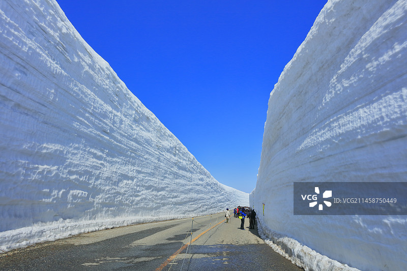 日本富山县立山黑部雪谷徒步图片素材