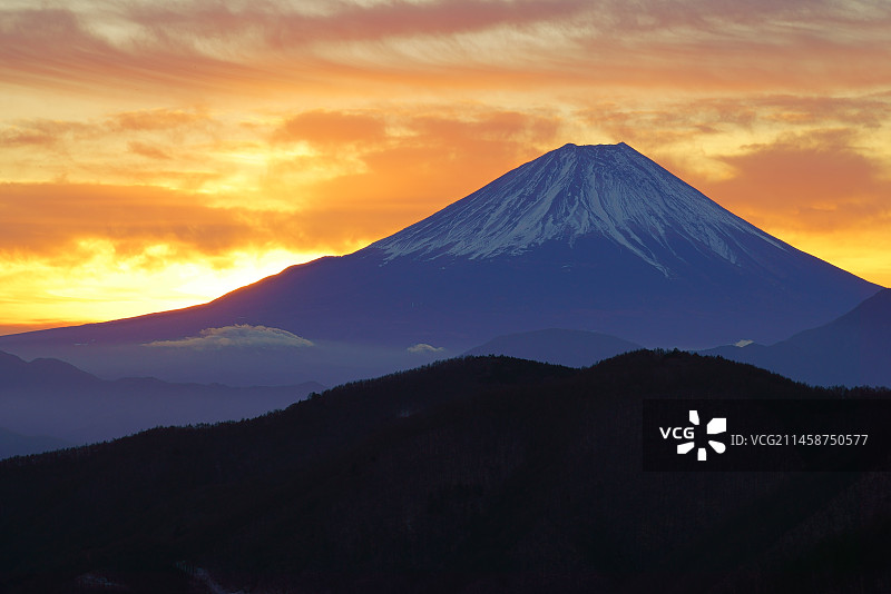 日本山梨县富士山与晨云图片素材