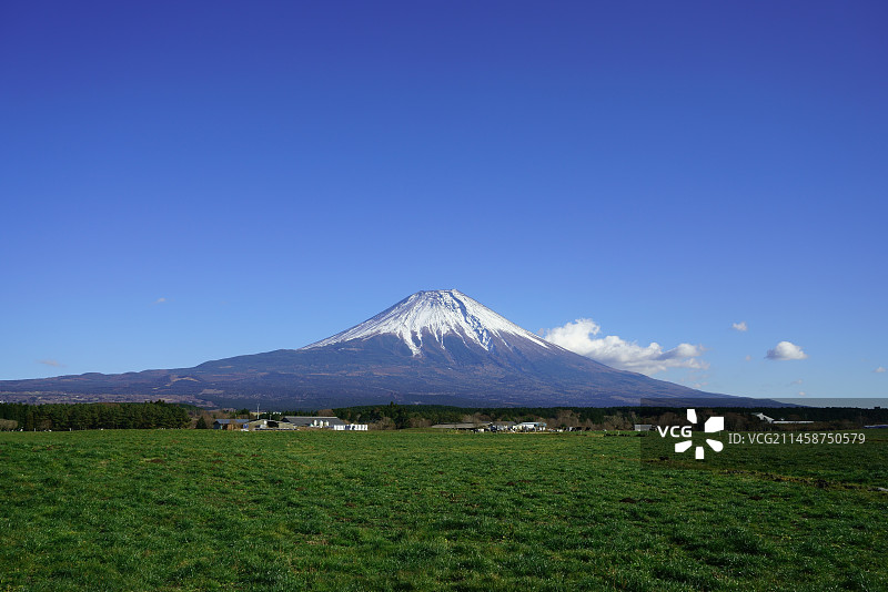 富士山、蓝天、高原和牧场，日本静冈县富士宫图片素材
