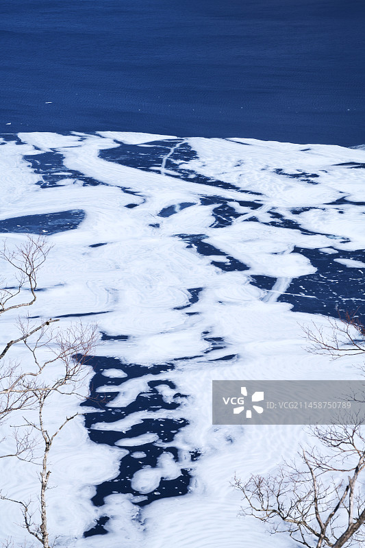 日本北海道摩周湖的冰与冰纹图片素材