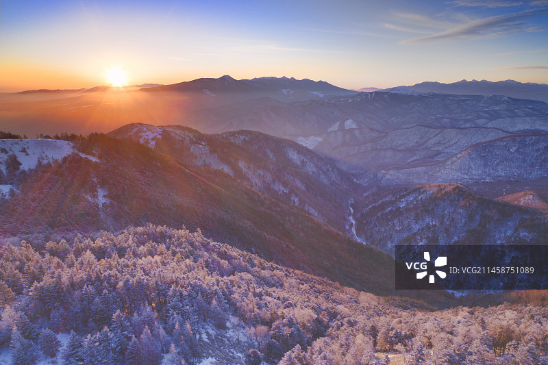 八岳山脉和南阿尔卑斯山的清晨阳光，日本长野县上田市图片素材