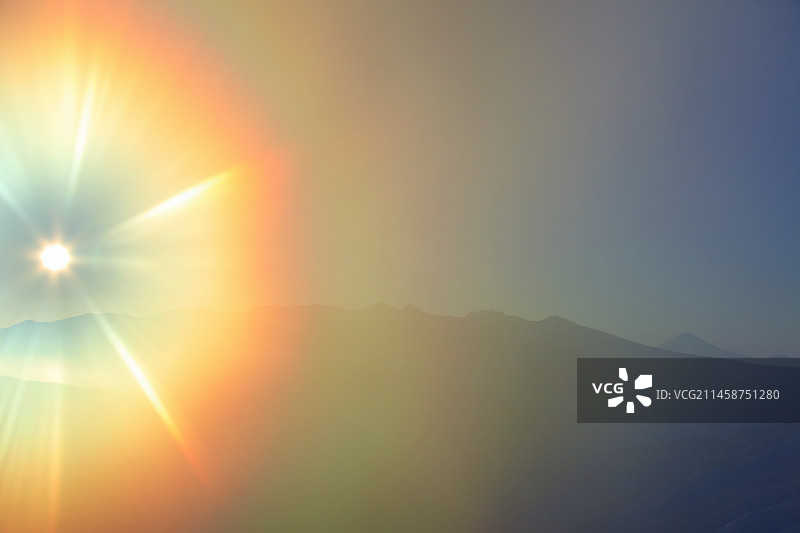 清晨露珠中的富士山与八岳山（长野县茅野市）图片素材