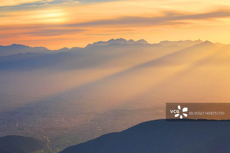 日本长野县：从大萼看到的穗高山脉、枪岳、晚霞、彩云和松本市图片素材