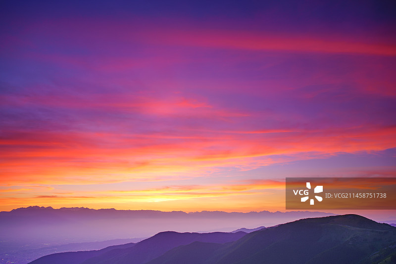 日本长野县松本市：从王岳鼻、武岳峰及其他山峰看到的穗高山脉日落图片素材