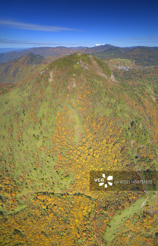 从西南方向看到的笠岳，远处的笠岳和岩菅山，日本长野县上高井郡高山村图片素材