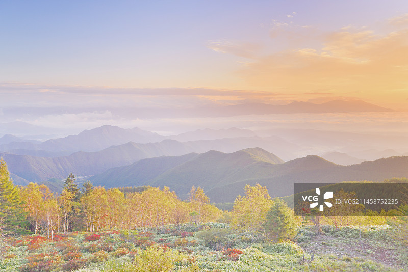 日本长野县上田市美原高原美术馆附近浅间山秋叶航拍照片图片素材