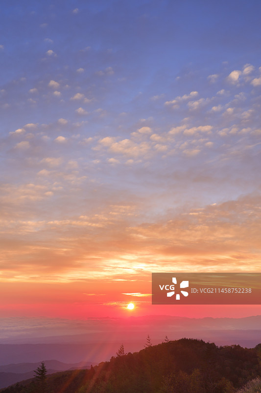 日本长野县美原高原美术馆附近的荒船山日出图片素材