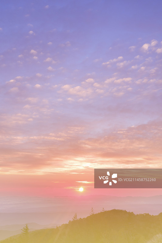 日本长野县美原高原露天博物馆附近的荒船山日出图片素材